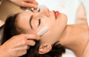 Pourquoi Consulter un Facialiste Peut Changer Votre Peau Facialiste