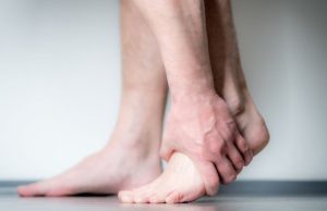 Pied douloureux à l’intérieur : causes fréquentes et exercices pour apaiser la gêne douleur sur le cote interieur du pied
