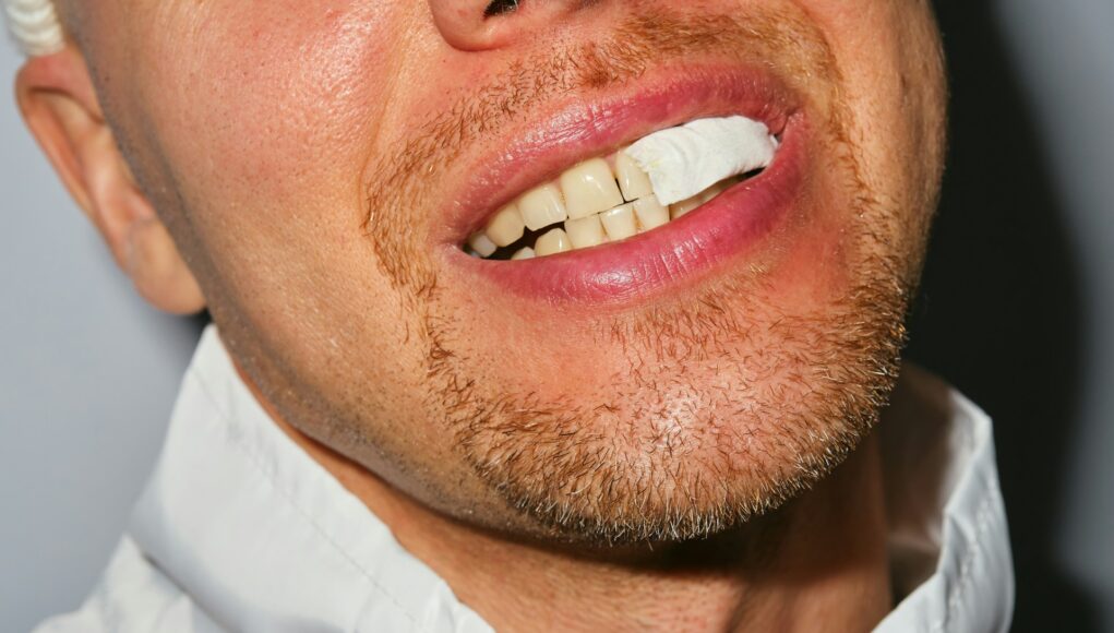 comment-jaunir-une-fausse-dent comment-jaunir-une-fausse-dent