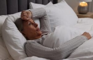 Sueurs nocturnes : causes possibles et solutions efficaces sueurs-nocturnes