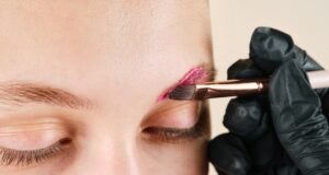Teindre les sourcils : méthode sûre pour un résultat naturel teindre-les-sourcils