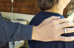 Toucher l’épaule d’une femme signification : contexte, intention et perception toucher-lepaule-dune-femme-signification