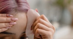 Gua sha danger : précautions avant de pratiquer sur le visage gua-sha-danger
