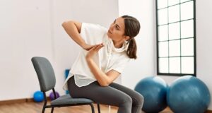 Yoga sur chaise : exercices faciles pour débutants et seniors yoga-sur-chaise