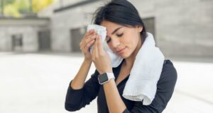 Transpiration acide : traitements et astuces pour réduire les odeurs transpiration-acide