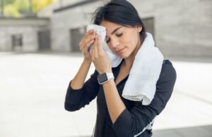 Transpiration acide : traitements et astuces pour réduire les odeurs transpiration-acide