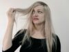 Cheveux mousseux : comment dompter les frisottis rapidement ? cheveux-mousseux