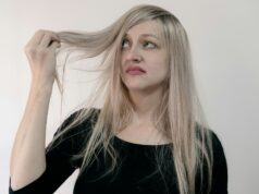 Cheveux mousseux : comment dompter les frisottis rapidement ? cheveux-mousseux
