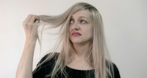 Cheveux mousseux : comment dompter les frisottis rapidement ? cheveux-mousseux
