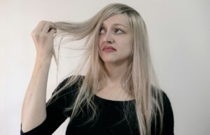 Cheveux mousseux : comment dompter les frisottis rapidement ? cheveux-mousseux