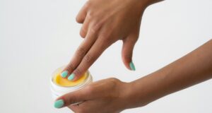 Cire pour cheveux : comment l’utiliser pour une coiffure parfaite ? cire-pour-cheveux