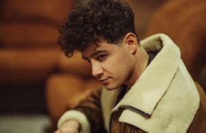 Coupe de cheveux homme bouclé : les styles tendance en 2026 coupe-de-cheveux-homme-boucle