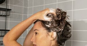 Shampoing detox : pourquoi purifier ses cheveux est essentiel ? shampoing-detox