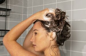 Shampoing detox : pourquoi purifier ses cheveux est essentiel ? shampoing-detox