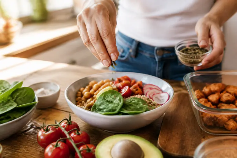 Préparation d'un repas équilibré avec des ingrédients frais pour structurer son alimentation au quotidien