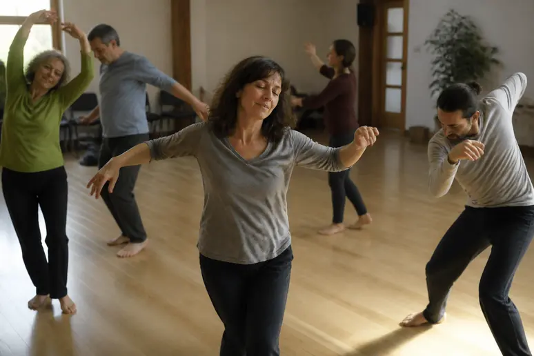 Participants pratiquant des mouvements corporels expressifs lors d'une séance de Biodanza.