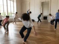 Quels sont les réels dangers psychologiques de la Biodanza ? Participants habillés de manière décontractée lors d'un atelier de Biodanza dangers dans une salle lumineuse