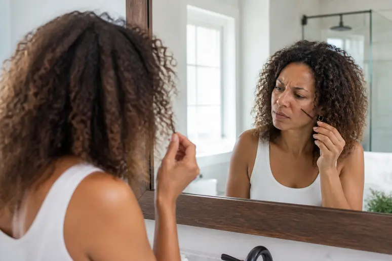 Inspection de résidus blancs sur cheveux bouclés après application de boost curl