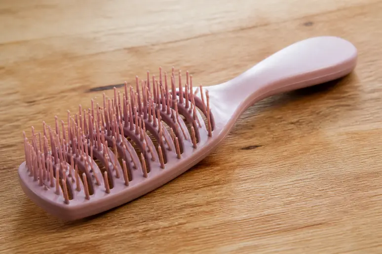 Brosse démêlante ventilée à picots flexibles pour l'entretien des cheveux bouclés