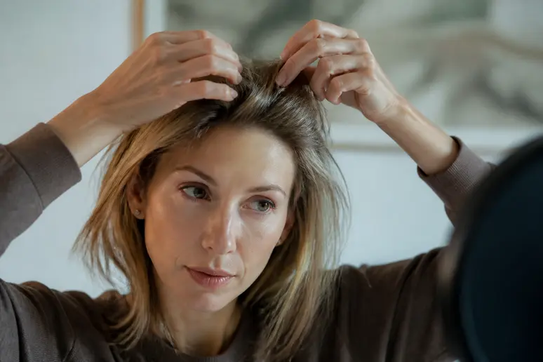 Comment utiliser cire pour cheveux fins pour plus de volume sans les alourdir.