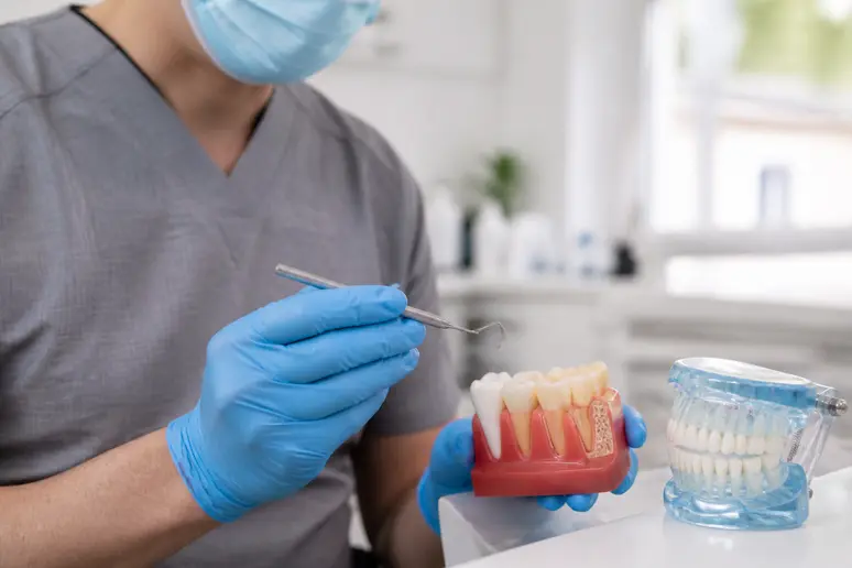 Instrument dentaire utilisé pour un traitement parodontal et la correction des dents du bonheur