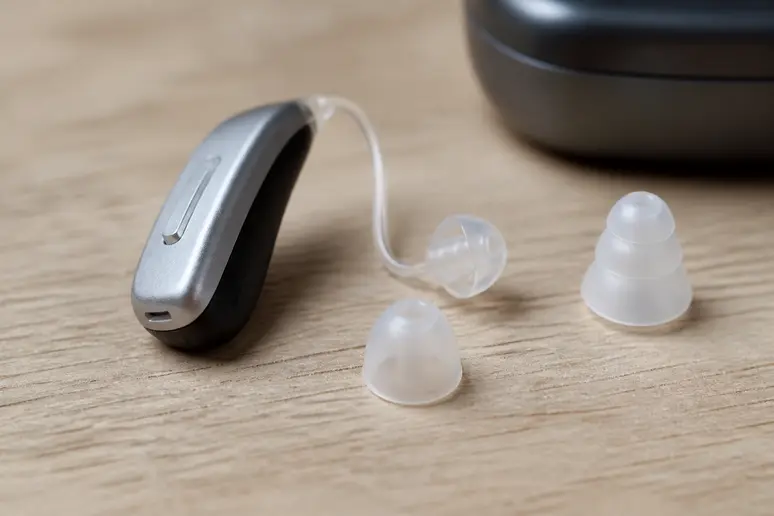 Boîtier et embouts médicaux de l'appareil d'aide auditive Earo Vision 2.0 posés sur une surface