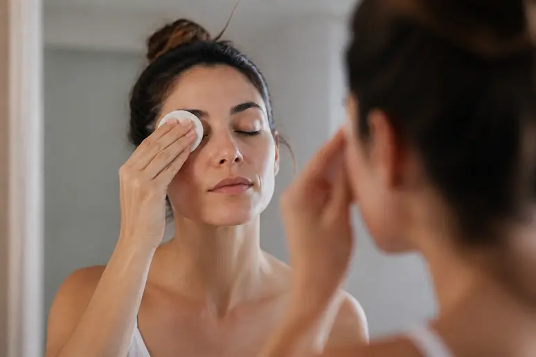 Démaquillage délicat des paupières pour éliminer les résidus de soins et préserver les yeux sensibles