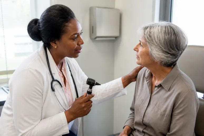 Consultation chez un médecin ORL pour analyser les causes physiques d'une oreille qui siffle