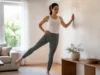 6 exercices de Pilates au mur pour se tonifier chez soi Femme pratiquant des exercices Pilates au mur dans son salon lumineux pour se tonifier
