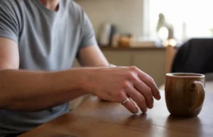 Bague anti-ronflement : quel avis face à l’apnée du sommeil ? bague anti ronflement avis portée au doigt lors d'un matin calme à la maison