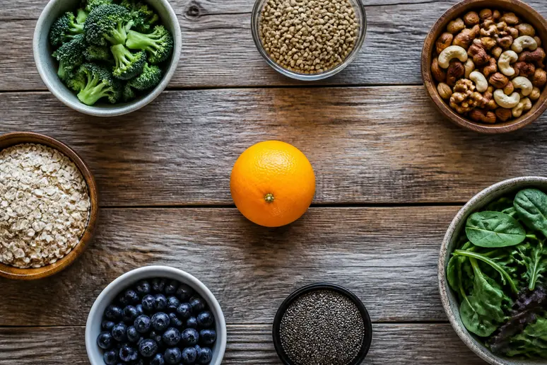 Orange fraîche posée sur une table en bois dans le cadre de conseils sur la santé