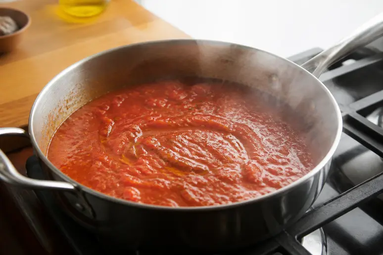 Cuisson de tomates à la poêle avec de l'huile d'olive pour optimiser le lycopène