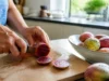 Bienfaits de la figue de barbarie : peau, transit et pépins Un plan rapproché en cuisine montrant la découpe de fruits frais pour illustrer les bienfaits figue de barbarie au quotidien