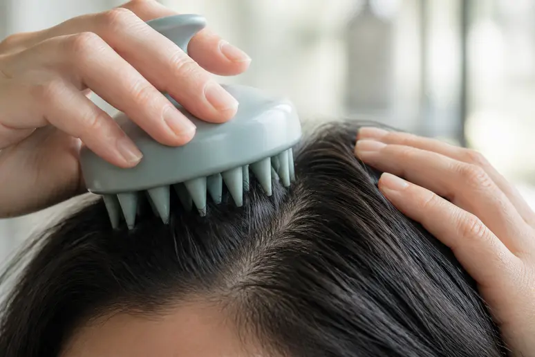 Utilisation d'une brosse cuir chevelu en silicone avec des mouvements circulaires précis