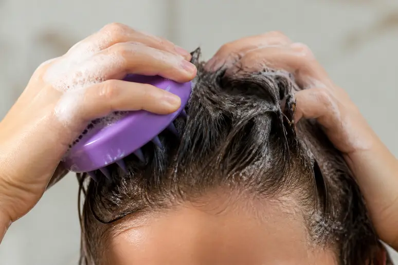 Geste inadapté avec une brosse cuir chevelu provoquant des frottements excessifs