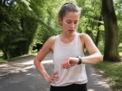 Calculer sa VO2 max : pourquoi la montre fausse le score ? Runner en tenue de sport en extérieur, méthode pour calculer vo2max sans montre connectée