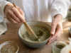 Cataplasme d’argile verte : le piège de le laisser sécher Préparation d'un cataplasme argile verte dans un bol en céramique avec une spatule en bois