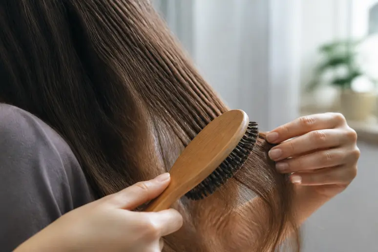 Utilisation d'une brosse en poils naturels pour la cure de sébum mèche par mèche