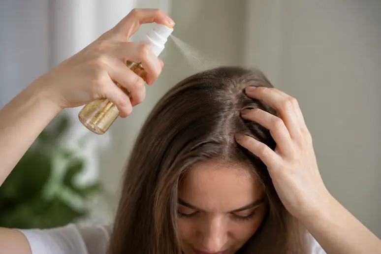 Application d'un hydrolat apaisant sur le cuir chevelu lors d'une cure de sébum