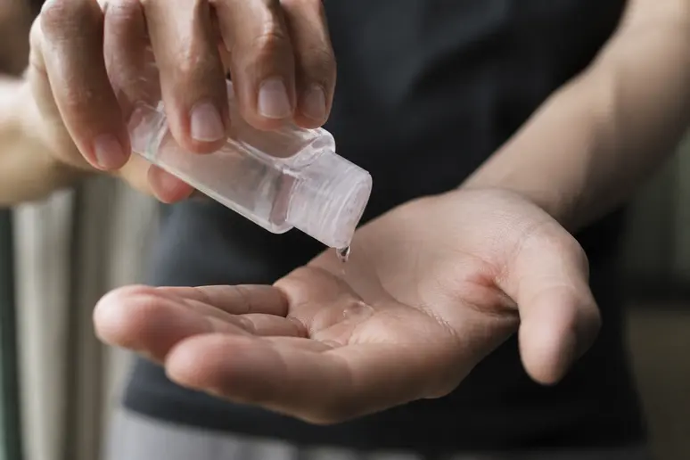 Adulte versant du deet moustique sécurité famille dans sa paume pour application