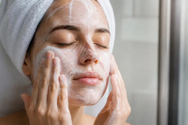 Application d'un gel nettoyant purifiant doux adapté au double nettoyage visage des peaux mixtes