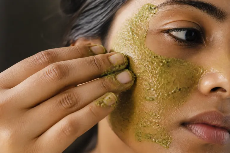 Application d'un masque visage naturel au gombo pour hydrater l'épiderme en douceur