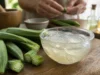 Gombo : bienfaits du mucilage pour la peau et les cheveux preparation de gel de gombo bienfaits peau cheveux fait maison sur un comptoir en bois