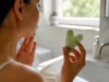 Gua sha visage : le risque d’hématomes et de pétéchies Utilisation d'un gua sha danger visage pour le massage de la peau