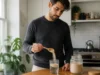 Laxatifs naturels rapides : l’action du séné face au psyllium Préparation d'un remède avec un laxatif naturel rapide comme le psyllium blond dans une cuisine lumineuse.