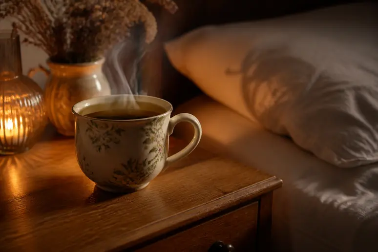 Tasse fumante de tisane de thym idéale pour favoriser la détente en fin de journée.