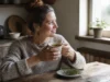 Tisane de thym : bienfaits, digestion et limite de 3 tasses Une tasse fumante de tisane de thym bienfaits préparée sur une table en bois dans une cuisine lumineuse