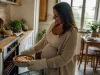 Burrata enceinte : lait pasteurisé ou cuisson au four Une femme enceinte sort un plat chaud du four pour consommer de la burrata enceinte sans risque