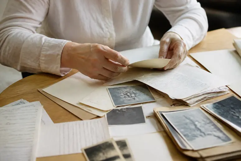 Mains triant des documents et des notes pour documenter les tentatives d'intrusion
