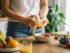 Les bananes constipent-elles ou ralentissent le transit ? Une personne prépare un fruit dans sa cuisine lumineuse pour comprendre si les bananes constipent le matin.